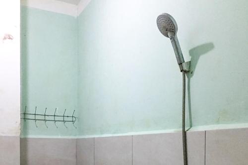 Ванна кімната в Sutomo Indah Homestay Syariah Mitra RedDoorz