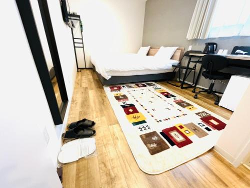 a living room with a rug on the floor at Megu Fuji 2021 in Fujiyoshida
