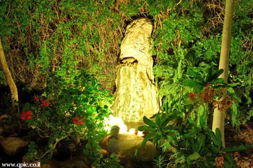 a statue in the middle of a garden at צימר בגליל אביב בבקתה in Galilee