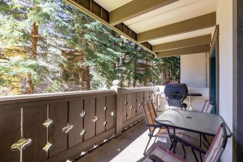 uma varanda com cadeiras, uma mesa e uma janela em Condo with Outdoor Heated Pool and Free WiFi em Vail
