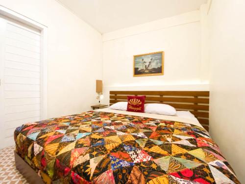 Ένα ή περισσότερα κρεβάτια σε δωμάτιο στο Hinggil Homestay Syariah Malioboro Yogya Mitra RedDoorz