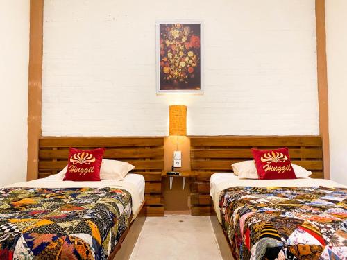 Postel nebo postele na pokoji v ubytování Hinggil Homestay Syariah Malioboro Yogya Mitra RedDoorz