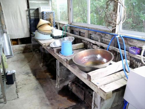 a kitchen with a wooden counter with a sink at Shimahaku Aikana in Tatsugo