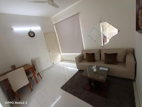 Χώρος καθιστικού στο BluO 1BR Hitech City - Balcony, Gym, Terrace Garden