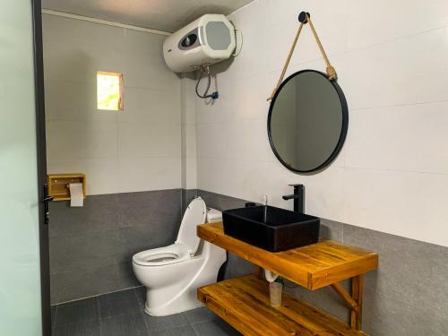 a bathroom with a toilet and a mirror on the wall at Homestay số 91-Suối Hồ Sa Pa in Sapa