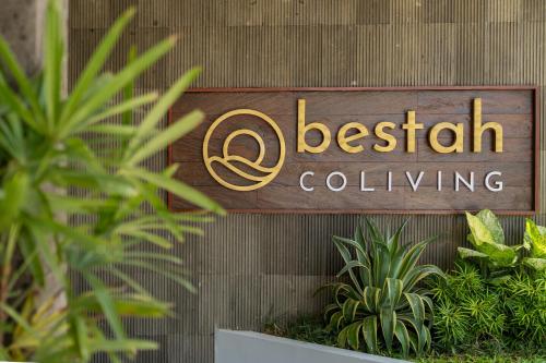 un letrero para un letrero de bestinianalling en un edificio en Bestah Coliving, en Sanur