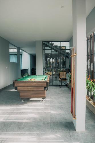 una habitación con una mesa de billar en un edificio en Bestah Coliving, en Sanur