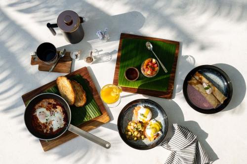 een tafel met meerdere borden voedsel erop bij Upendo Beach Boutique Hotel Zanzibar in Michamvi