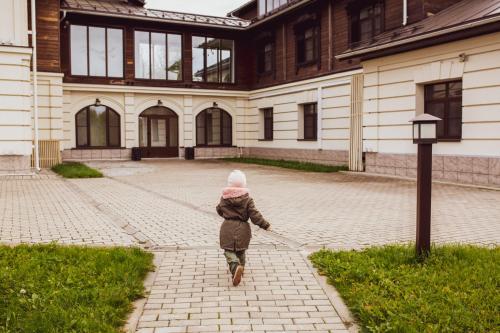スーズダリにあるMedniy Dvorの子供が建物の前をつなぎ歩いている