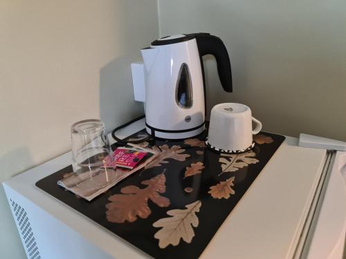 a coffeemaker sitting on top of a counter at Hotell BOULOGNE in Gävle