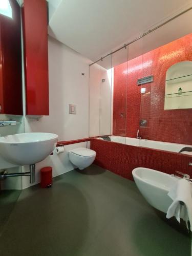 un bagno con due lavandini, una vasca e un WC di Ca'Turino a Vietri