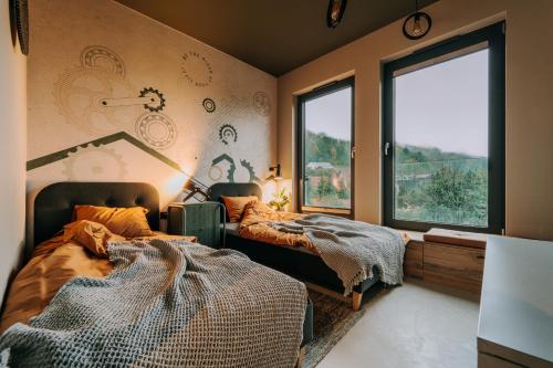 sypialnia z 2 łóżkami i oknem w obiekcie Apartamenty Riders Lodge Szczyrk Kalinowa w Szczyrku