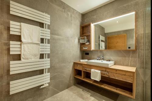 A bathroom at Alpenland Gerlos - Hotel & Breakfast