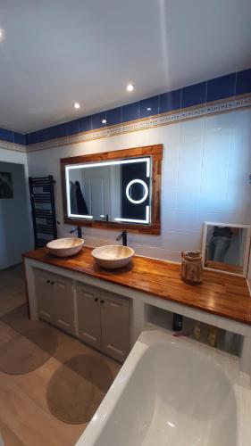 ein Badezimmer mit zwei Waschbecken und einer großen Badewanne in der Unterkunft Appartement domaine du Golf de Roquebrune Resort - Résidence Le Saint Andrews in Roquebrune-sur-Argens