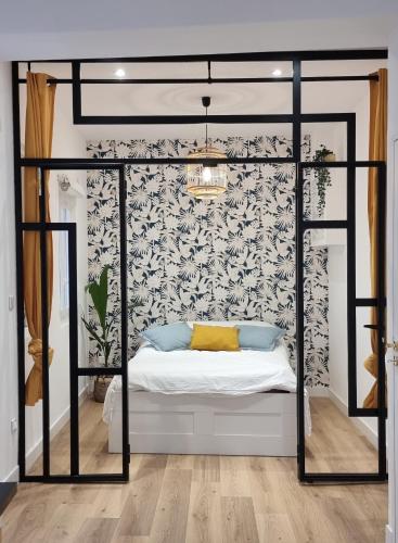 une chambre avec un lit avec un mur noir et blanc dans l'établissement La perle du Panier, à Marseille