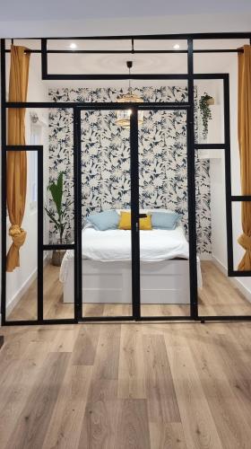 - une chambre avec un lit dans un dortoir doté de parquet dans l'établissement La perle du Panier, à Marseille