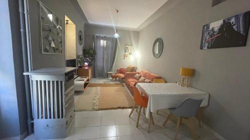 un salon avec une table et un canapé dans l'établissement Appartement au centre de Nice, à Nice