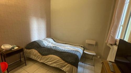 une petite pièce avec un lit et une fenêtre dans l'établissement Appartement au centre de Nice, à Nice