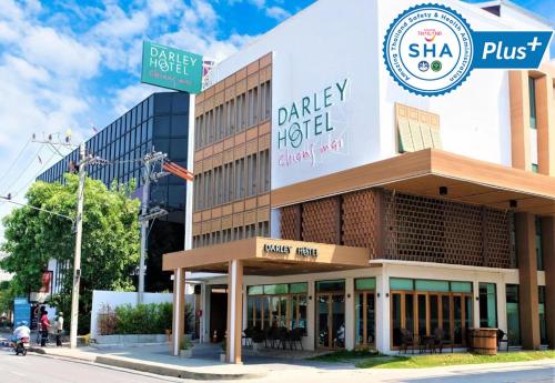 a building with a sign for a davis hospital at Darley Hotel Chiangmai in Chiang Mai