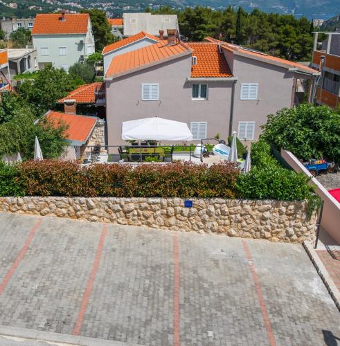 Το κτήριο όπου στεγάζεται  η παραθεριστική κατοικία