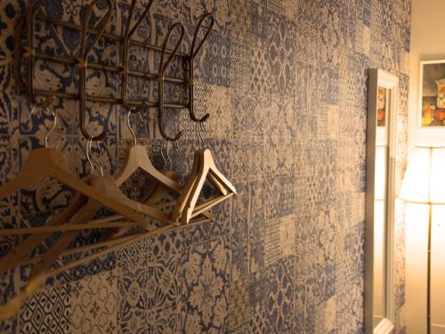 una camera con una parete decorata con carta da parati blu e argento di Casine Calasole a Torino