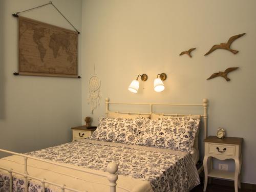 una camera da letto con un letto con uccelli sul muro di Casine Calasole a Torino