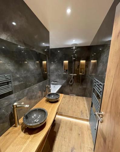 une salle de bain avec deux lavabos et une douche dans l'établissement Les Balcons de Valloire, à Valloire