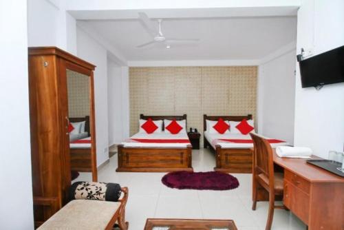 A bed or beds in a room at KINGS GATE Airport TRANSIT HOTEL