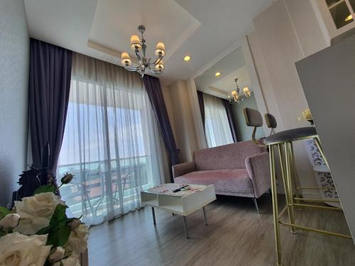 พื้นที่นั่งเล่นของ Hill & Sea Balcony 1 Bedroom & 1 Living Room @Blu X