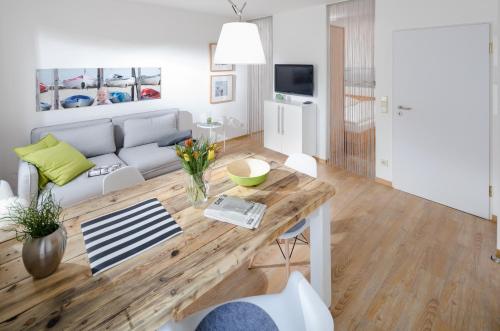 ein Wohnzimmer mit einem Sofa und einem Tisch in der Unterkunft Ferienwohnung Kleine Luise in Norderney