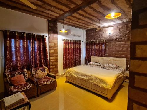 Gopal Home Stay & Guest House في جودبور: غرفة نوم بسرير وكرسيين