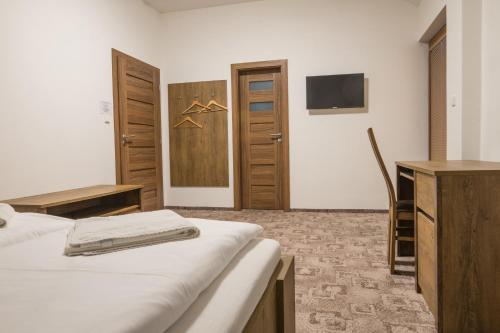 Ένα ή περισσότερα κρεβάτια σε δωμάτιο στο Penzion U Jirsáka