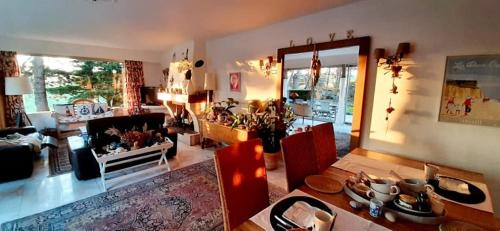 un salon avec une table et une salle à manger dans l'établissement Chambres d'Hôtes 