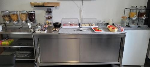 Kuchyň nebo kuchyňský kout v ubytování Hostel-Marburg-one