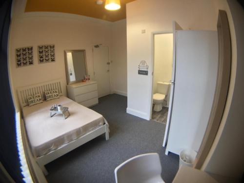 um pequeno quarto com um lavatório e uma casa de banho em Townhouse @ 87 Walthall Street Crewe em Crewe