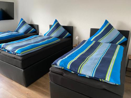 two beds sitting next to each other in a room at Gästewohnung Mönchengladbach in Mönchengladbach