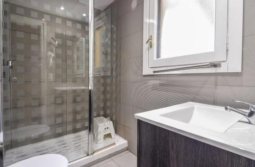y baño con ducha, lavabo y aseo. en Encantador ático estudio delante GrandValira HUT 5163, en El Tarter