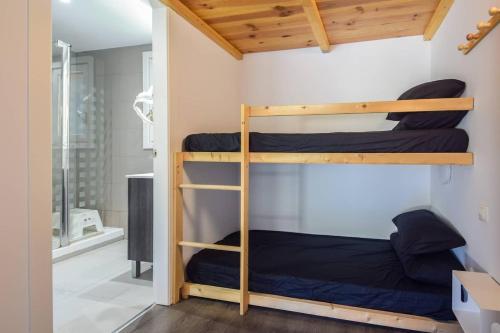 Łóżko lub łóżka piętrowe w pokoju w obiekcie Encantador ático estudio delante GrandValira HUT 5163
