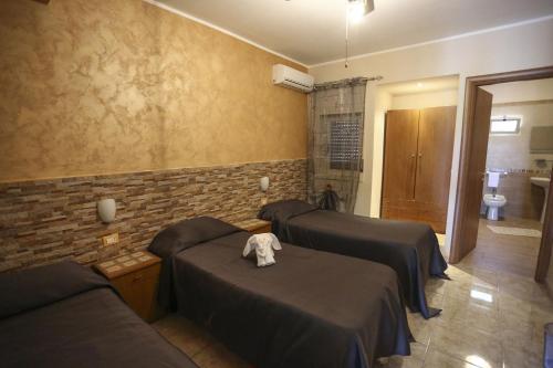 RacalmutoにあるVilla Paradisoの病室にはベッド3台とバスルームが備わります。