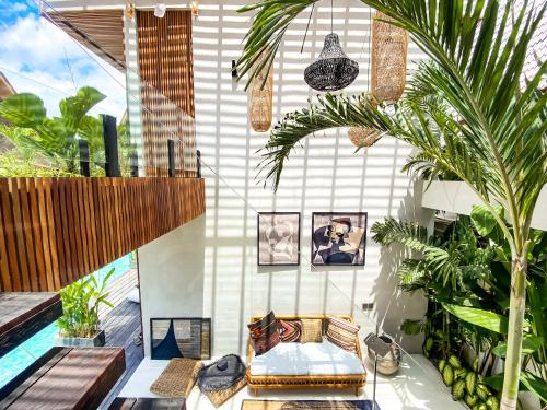 pokój z łóżkiem i kilkoma palmami w obiekcie Beyond Bayou w mieście Seminyak
