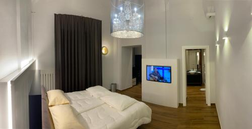 un soggiorno con divano bianco e TV di Tropicana Room a Caserta
