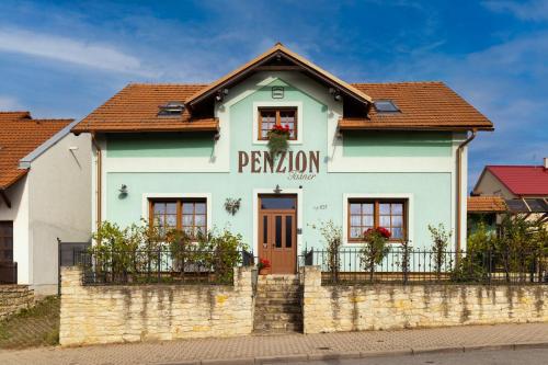 un edificio blanco con un letrero que lee pentio en Penzion Tašner, en Litomyšl