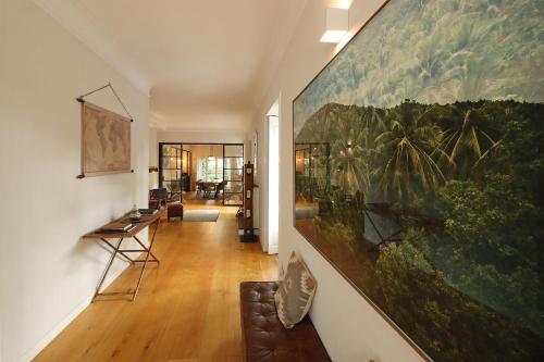 FLH Seaside Luxury House in Porto في بورتو: غرفة معيشة مع لوحة كبيرة على الحائط