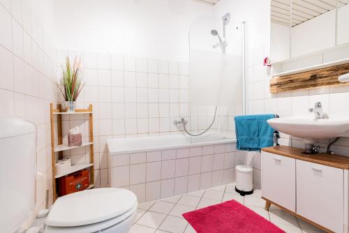 A bathroom at Helle Wohnung in TOP-Lage, Hasselbachplatz - Altstadt, W-LAN, 4 Schlafplätze