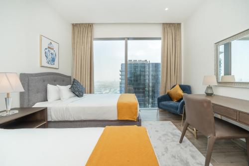 Postel nebo postele na pokoji v ubytování Luton Vacation Homes - Luxury & High floor 2BR , Jumeirah Living Marina Gate 3 - 48AB07