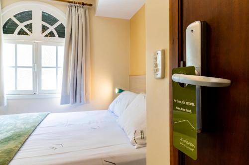 a bedroom with a bed and a window at Hospedaria Santo André in Sao Paulo