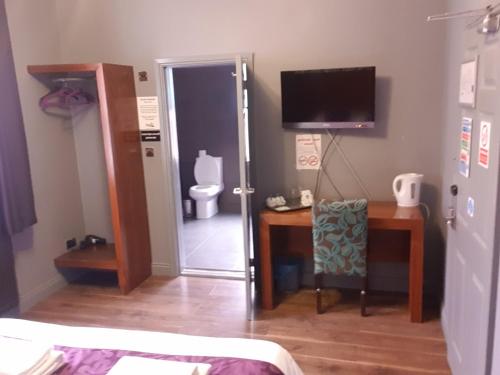 TV a/nebo společenská místnost v ubytování Bennetts Hotel