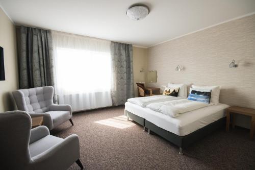 Pokój hotelowy z łóżkiem i krzesłem w obiekcie Hótel Dyrhólaey w mieście Vík