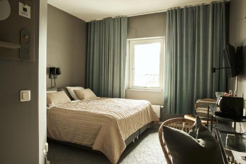 Postel nebo postele na pokoji v ubytování Hasse på Sjökanten Hotell & Restaurang