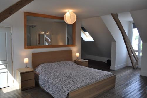 une chambre avec un lit et un grand miroir dans l'établissement L Etoile De La Mer, à Berck-sur-Mer